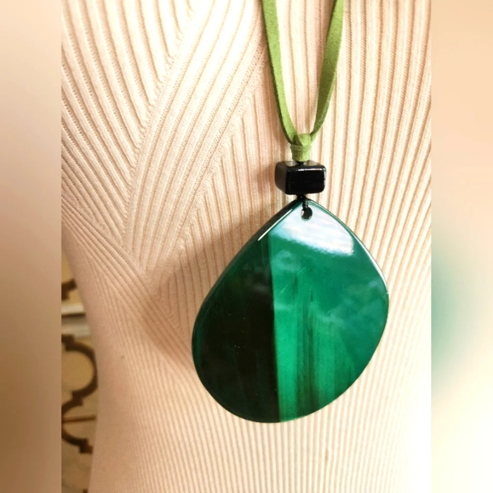 🍀New to the Boutique! Adjustable Hunter Green and Black Necklace🍀 - Picture 7 of 16